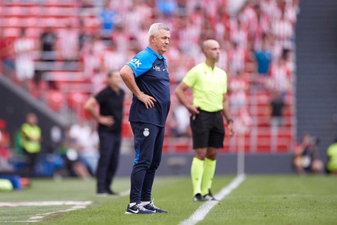 Archivo - Javier Aguirre Head coach of RCD Mallorca looks on during the La Liga Santander match between Athletic Club and RCD Mallorca at San Mames on August 15, 2022, in Bilbao, Spain.