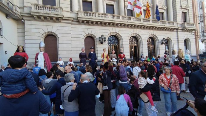 La DPZ reúne a 25 gigantes y gigantonas para conmemorar el Día de la No Violencia.