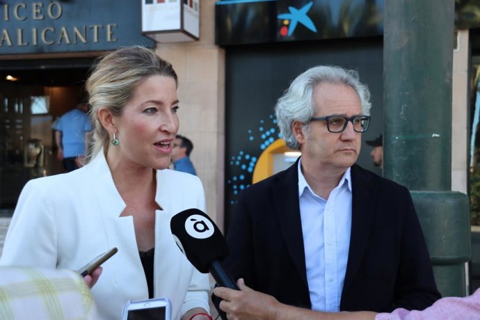 La diputada en el Congreso y coordinadora autonómica de Ciudadanos (Cs) en la Comunitat Valenciana, María Muñoz, junto al secretario de organización del partido, Carlos Pérez-Nievas