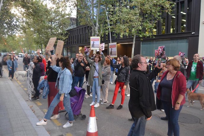 La manifestación ante la sede del PSC.