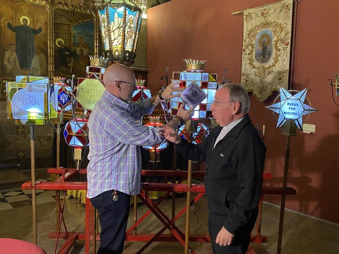 El deán del Cabildo del Pilar, Joaquín Aguilar, y el responsable de la organización del Rosario de Cristal, Domingo Figueras.