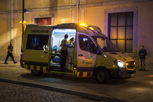 Servicios de emergencias a 30 de septiembre de 2022 en el exterior de la Casa de Cultura, en Girona (Cataluña). 