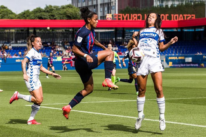 Geyse Ferreira of FC Barcelona in action against Sara Lopez of UDG Tenerife  during the Liga F match between FC Barcelona and UDG Tenerife at Johan Cruyff Stadium on September 17, 2022 in Barcelona, Spain.