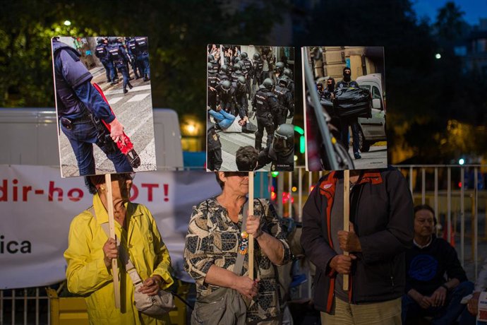 Diverses persones amb cartells d'agents de policia durant una mobilització nocturna en l'Institut Balmes, a 30 de setembre de 2022, a Barcelona, Catalunya (Espanya). Roger Espanyol és una de les víctimes de el 1-O després de perdre un ull pel tir d'una b