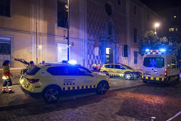 Vehículos de emergencias ante la Casa de Cultura de Girona tras la explosión de un bidón en el marco de una exhibición científica.