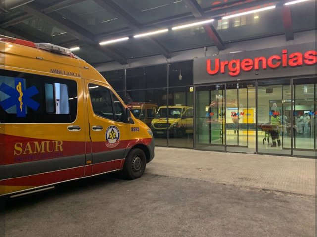 Ambulancia de Emergencias Madrid frente al Hospital Clínico San Carlos