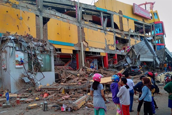 Archivo - Edificio destruido por el terremoto en Palu (Indonesia). Archivo.