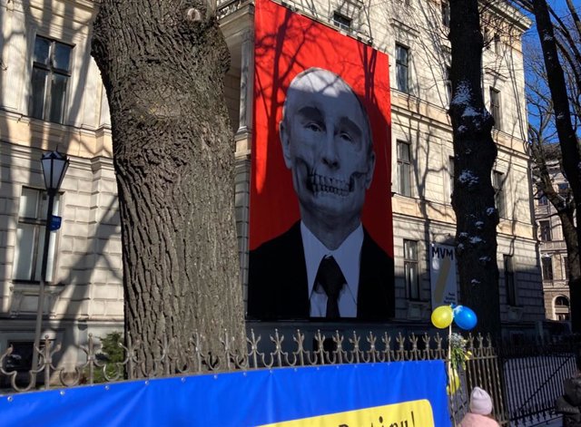 Una imagen manipulada del presidente ruso, Vladimir Putin, en Riga (Letonia)