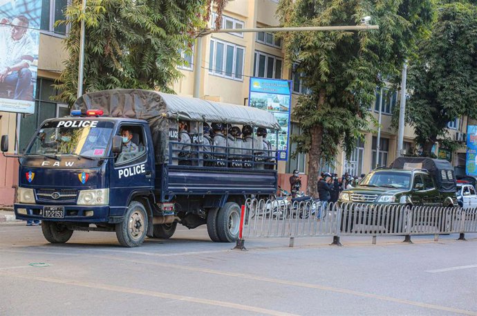 Archivo - Un camión policial con soldados en Birmania. Archivo.