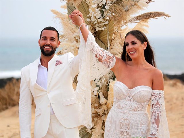 Omar Sánchez y Anabel Pantoja durante su boda, a 01 de octubre de 2021, en La Graciosa (España)
