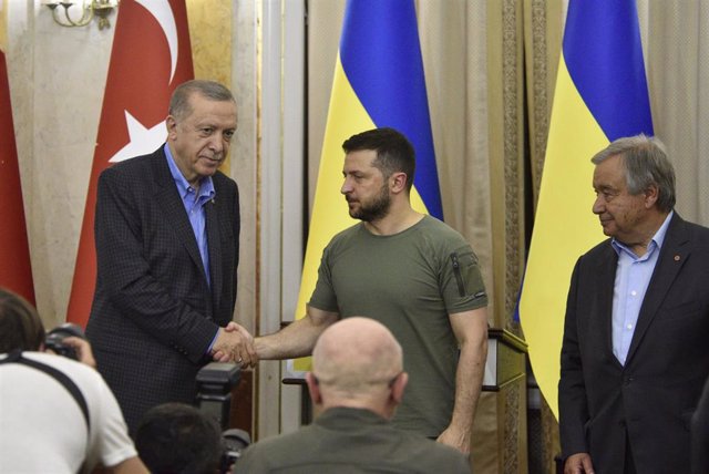 Archivo - El presidente de Turquía, Recep Tayyip Erdogan, y el presidente de Ucrania, Volodimir Zelenski 