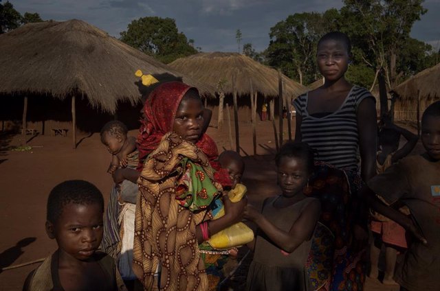 Archivo - Mujeres y niños beneficiarios de programas financiados por AECID en Cabo Delgado, en el norte de Mozambique