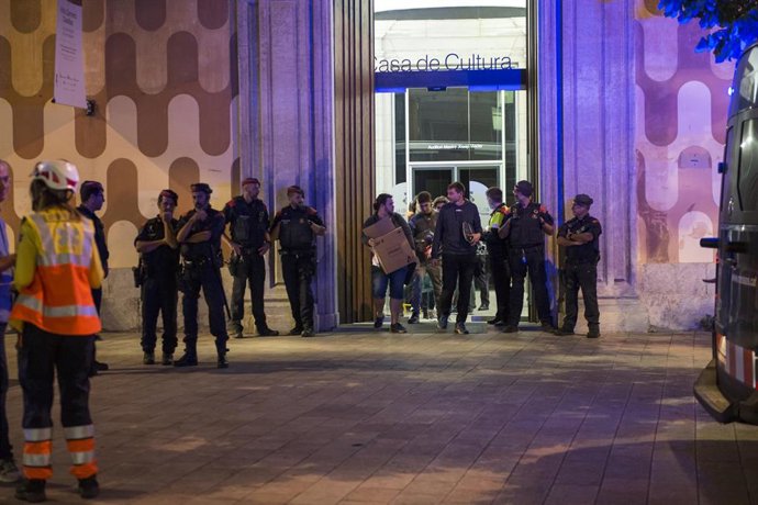 Varios mossos d'Esquadra a 30 de septiembre de 2022 en el exterior de la Casa de Cultura, en Girona