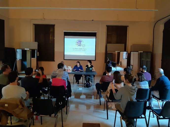 La vicepresidenta del Consell y consellera insular de Sostenibilidad y Medio Ambiente, Aurora Ribot, presenta la Ruta de los Faros en Palma.