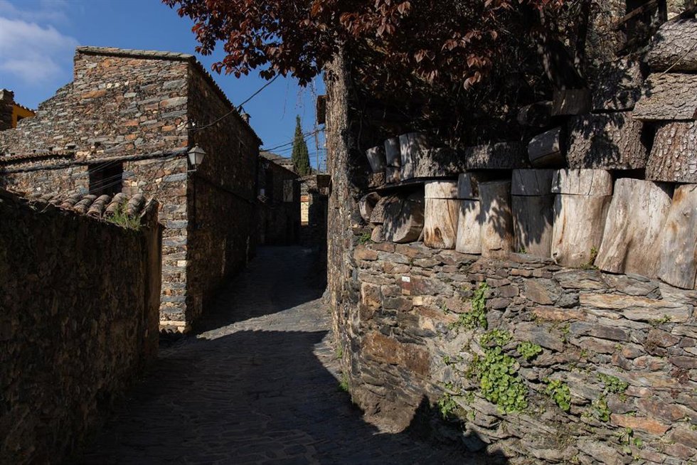 Archivo - Varias casas en una de las calles empedradas de Patones de Arriba, a 6 de abril de 2022, en Patones de Arriba, Madrid (España). Patones de Arriba se ubica en el Valle del Jarama, a 60 kilómetros de Madrid y representa uno de los mejores ejempl