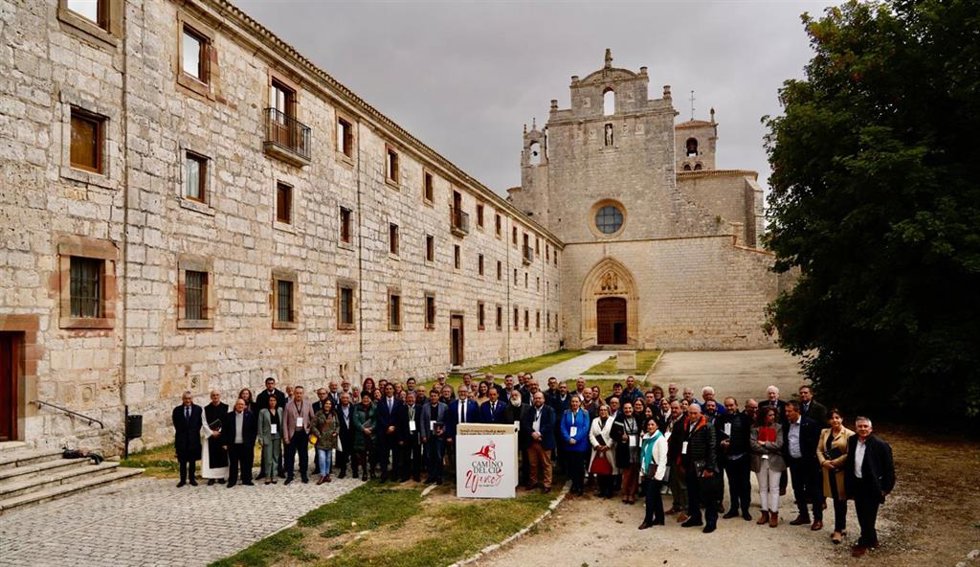 Foto de grupo del encuentro de alcaldes y representantes de las instituciones provinciales.