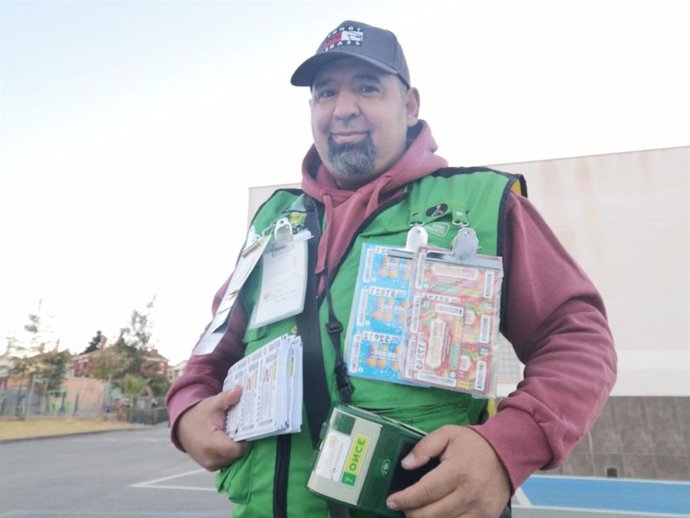 Rafael Reyes, vendedor de la ONCE, reparte 250.000 euros en Ogíjares