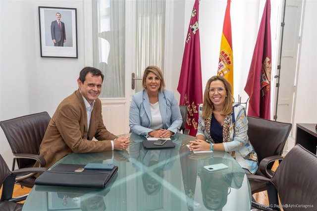 Reunión de la alcaldesa, la vicealcaldesa y el director del complejo industrial de Repsol en Cartagena, Antonio Mestre
