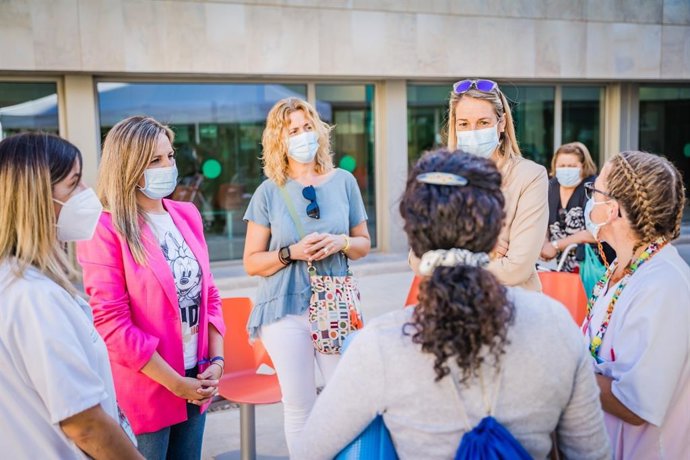 La vicesecretaria de Sociedad del Bienestar del PP de Almería, Rocío Sánchez, junto a sanitarias en un centro de salud