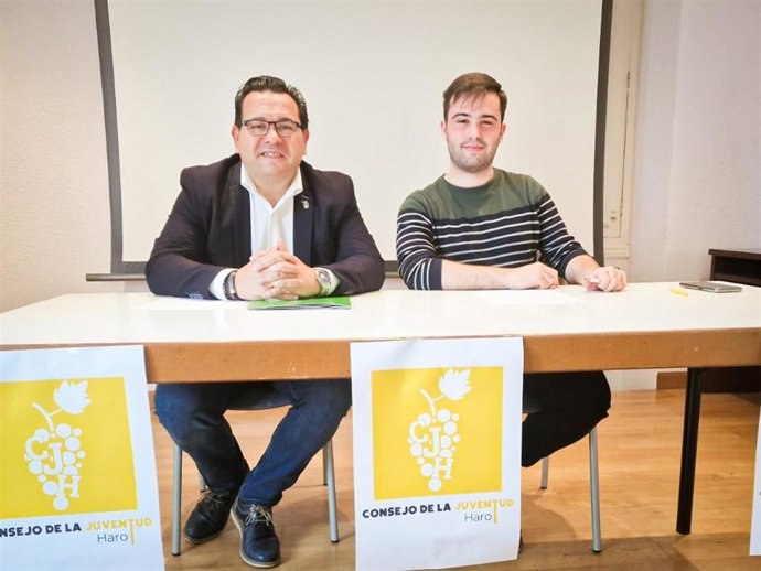 El director general de Juventud, Paco Rivero, y el presidente del Consejo de la Juventud de Haro, Álex Rosales, en la firma del convenio de colaboración