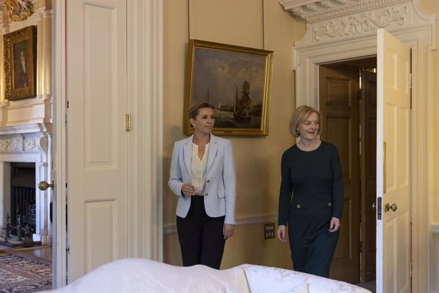 La primera ministra de Dinamarca, Mette Fredericksen, con la primera ministra de Reino Unido, Liz Truss