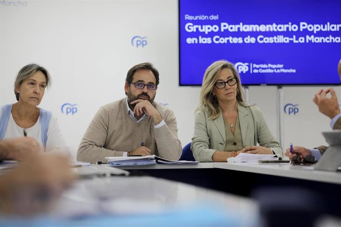 El presidente del PP de Castilla-La Mancha, Paco Núñez, junto a la coordinadora general del PP-CLM y vicepresidenta del Parlamento autonómico, Ana Guarinos, y la portavoz del Grupo Parlamentario Popular en las Cortes, Lola Merino