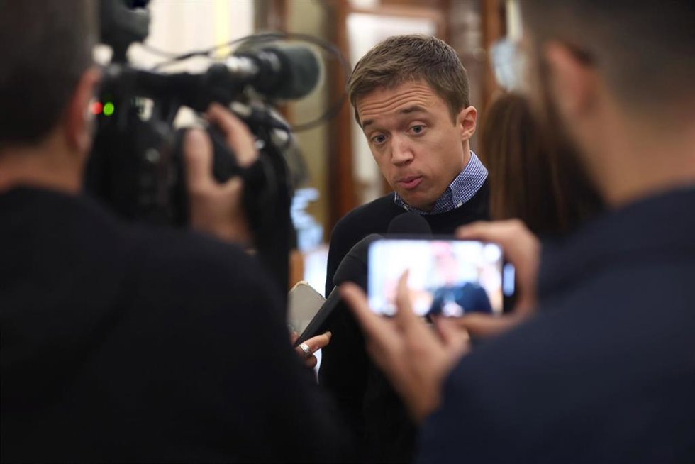 El diputado del grupo Más País-Verdes Equo, Íñigo Errejón, ofrece declaraciones a los medios de comunicación en una sesión plenaria, en el Congreso de los Diputados, a 29 de septiembre de 2022, en Madrid (España). 