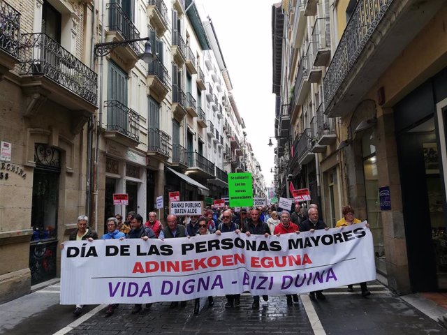 Manifestación en Pamplona de colectivos de jubilados y pensionistas.