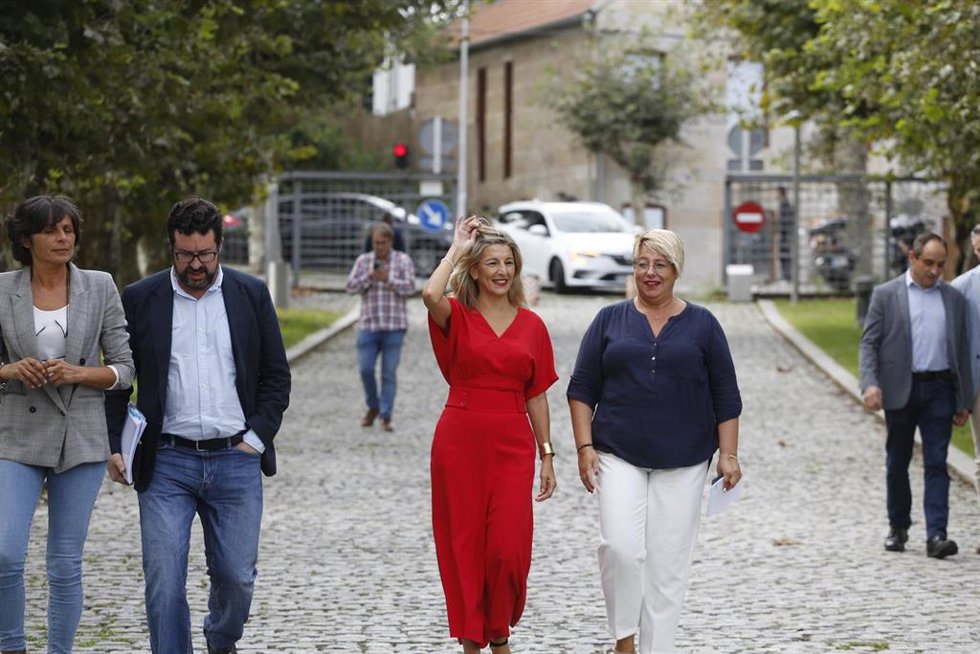 La vicepresidenta segunda del Gobierno y ministra de Trabajo, Yolanda Díaz (c), y el secretario de Estado de Empleo, Joaquín Pérez Rey ( a su llegada a un encuentro con trabajadoras del sector de la conserva en Vigo.