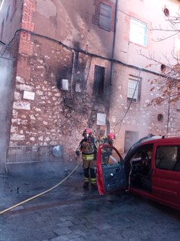 Bomberos de la DPT sofocan un incendio de dos contenedores en la plaza Cristo Rey de Teruel.