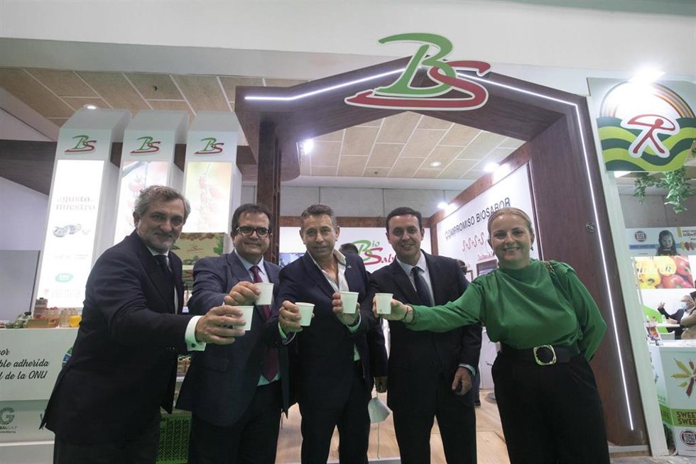 Archivo - El presidente de Diputación y diputados provinciales en la edición del año pasado de Fruit Attraction