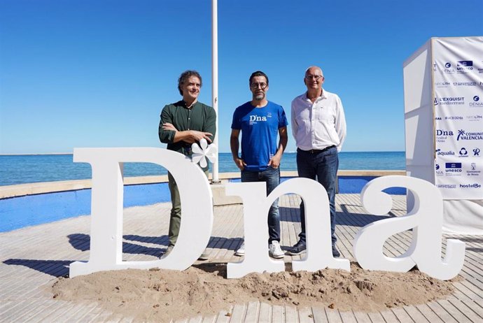 El secreatrioa autonómico de Trusime, Francesc Colomer, el chef tres Estrellas Michelín Quique Dacosta y el alclade de Dénia, Vicente Grimalt en la inauguración de Dénia