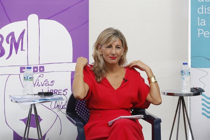 La vicepresidenta segunda del Gobierno y ministra de Trabajo, Yolanda Díaz,durante un encuentro con mujeres del sector de la conserva en Vigo.