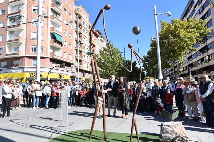Inaugurada una escultura en Fernando el Católico como reconocimiento a la aportación social de los mayores.