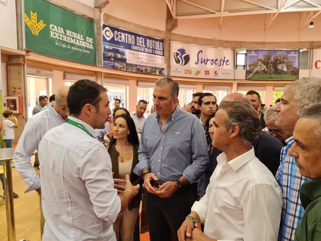 El secretario general de VOX, Javier Ortega Smith, visita la Feria Internacional Ganadera de Zafra.