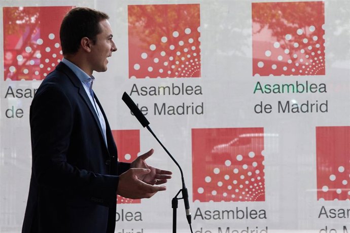 El secretario general del PSOE-M, Juan Lobato, interviene en el debate del Estado de la Región, en la Asamblea de Madrid.