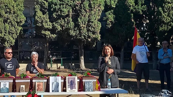 Familias de diez víctimas del franquismo reciben los restos de sus familiares recuperados en la Fosa 94 del cementerio de Paterna (Valencia)