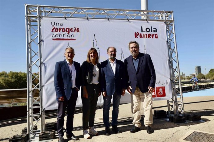 La candidata a la alcaldía de Zaragoza, Lola Ranera, junto a Javier Lambán, Juan Antonio Sánchez Quero y Juan Alberto Belloch.