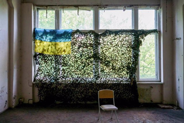 Archivo - Una bandera ucraniana en un centro de entrenamiento militar de Leópolis, en el oeste de Ucrania