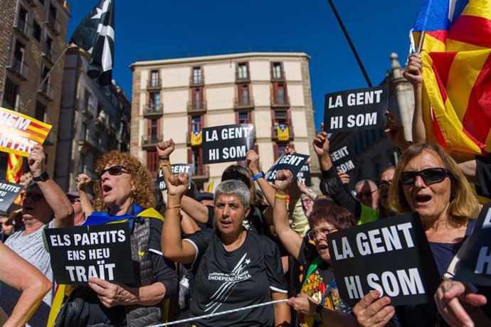 Manifestantes este sábado en la Plaa Sant Jaume de Barcelona