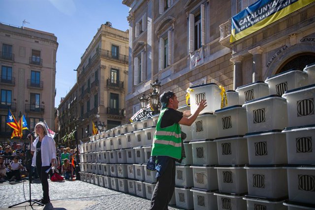 Feliu en el seu discurs mentre s'aixeca el mur d'urnes