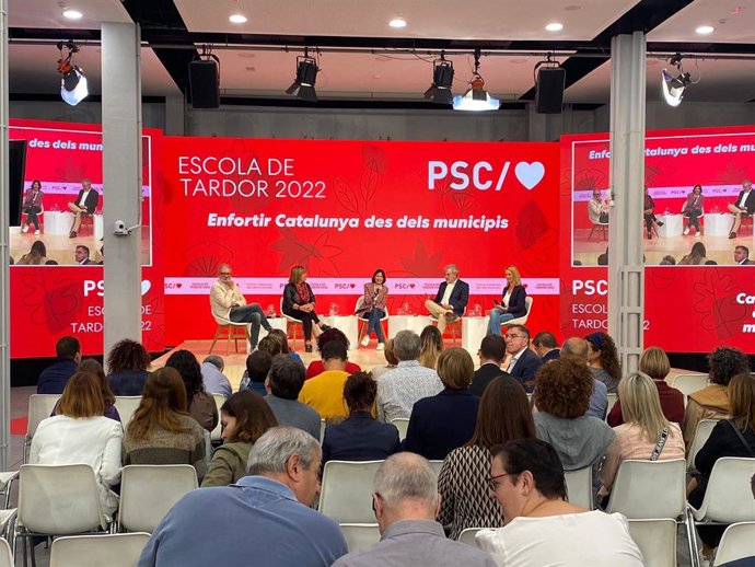 La delegada del Govern central a Catalunya, Maria Eugnia Gay; el tinent d'alcalde de Barcelona, Jaume Collboni; la presidenta de la Diputació i alcaldessa de l'Hospitalet, Núria Marín; la de Santa Coloma; Núria Parlón i el diputat a Lleida Flix Larrosa