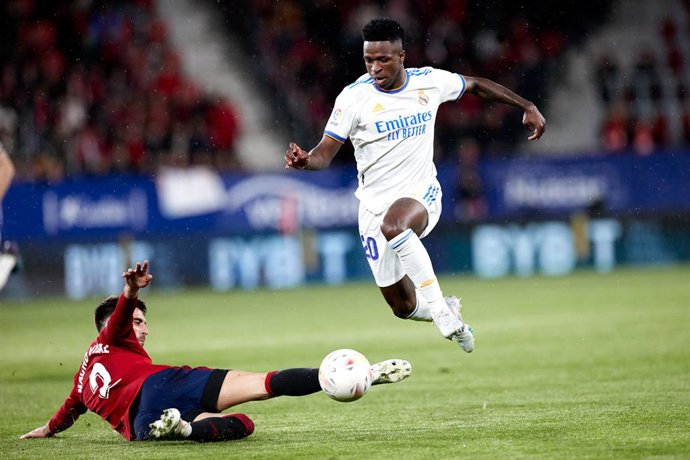 Archivo - Vinicius Jr of Real Madrid CF competes for the ball with Nacho Vidal of CA Osasuna during the Spanish league match of La Liga between, CA Osasuna and Real Madrid CF at El Sadar on April 20, 2022, in Pamplona, Spain.