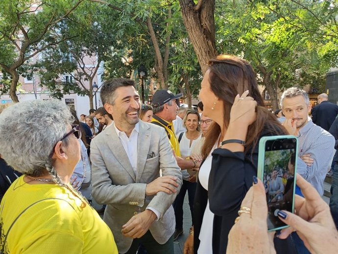 El vicepresident de la Generalitat Jordi Puigneró i presidenta de Junts, Laura Borrs, amb participants en la concentració del CxRep el cinqu aniversari de el 1-O