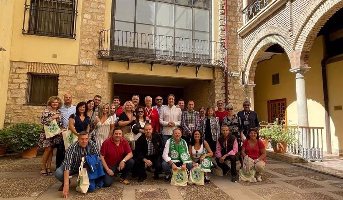 Higueras y federación Peñas Real Jaén dan bienvenida en el Salón Mudéjar de la ciudad a los representantes de peñas nacionales en el centenario del Real Jaén.