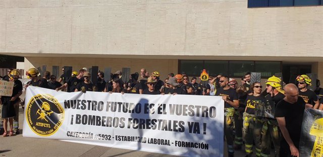Más de 50 trabajadores de incendios forestales de CyL se concentran ante las Cortes: 'Más bomberos, menos consejeros'