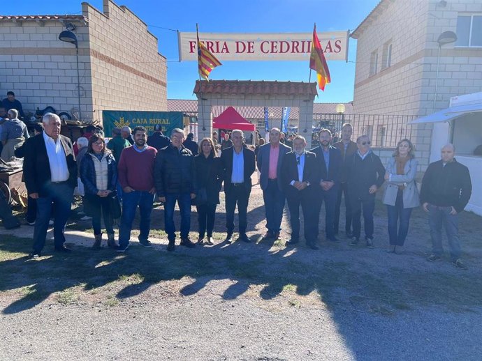 La consejera Mayte Pérez durante su recorrido por la Feria de Cedrillas.