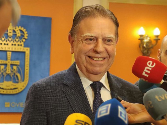 Archivo - El alcalde de Oviedo, Alfredo Canteli, atiende a los medios.