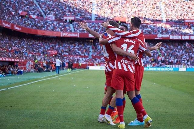 Los jugadores del Atlético de Madrid, celebrando el gol de Marcos Llorente contra el Sevilla