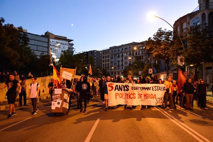 600 Personas Convocadas Por Los CDR Protestan En Girona